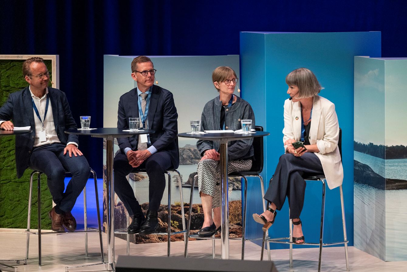 Björn Eriksson, generaldirektör Läkemedelsverket, Johan Modin, generaldirektör Etikprövningsnämnden, Gunilla Nordlöf, generaldirektör E-hälsomyndigheten och Darja Isaksson, generaldirektör Vinnova samtalar på en scen