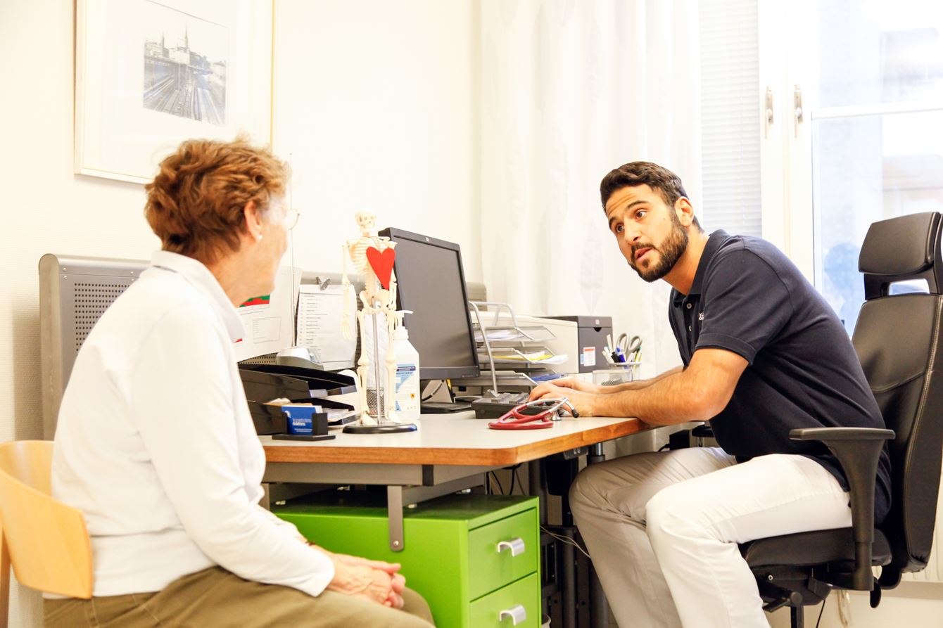 Läkare med patient